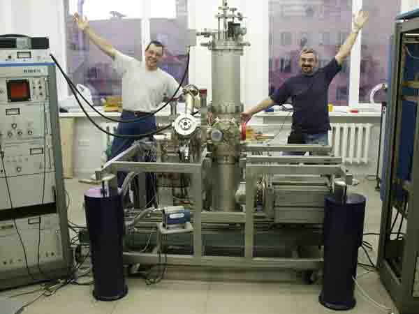 Nitrogen-Free Helium Cryostat